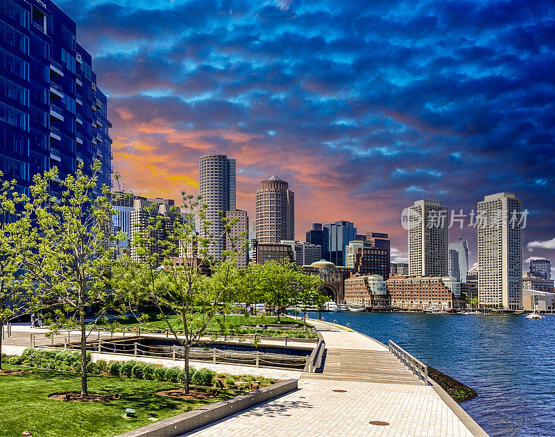 波士顿日落，码头漫步在南波士顿附近的海港/创新区，马萨诸塞州波士顿